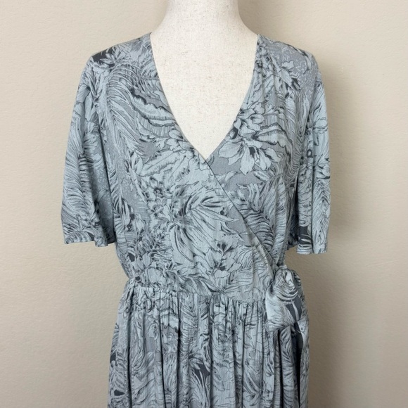 Ivy City Co Misty Island Maxi Wrap Dress Blue Gray
Floral V-neck Short Sleeve - Picture 6 of 15